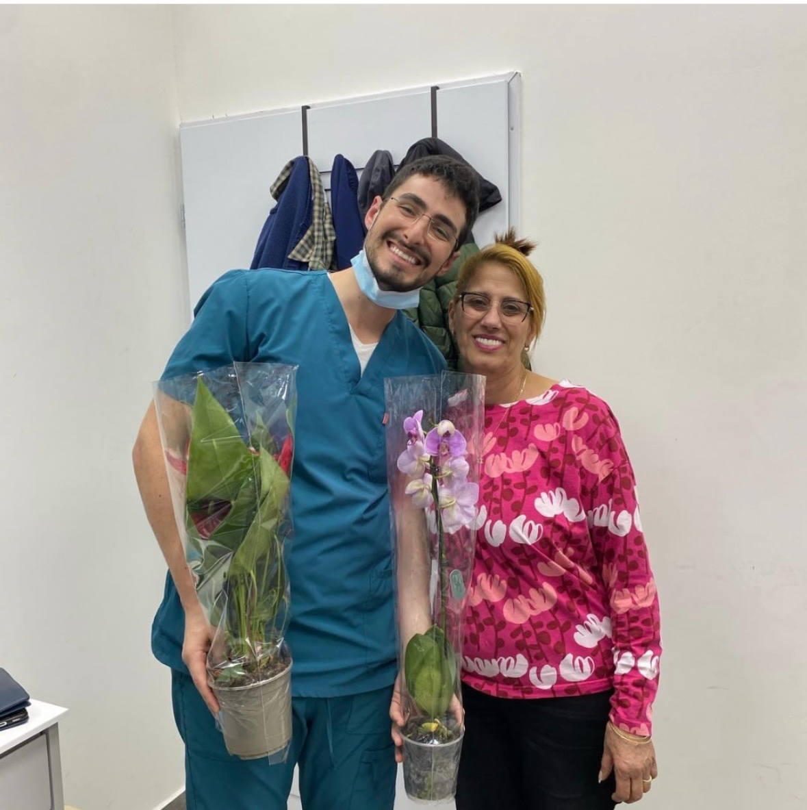 מטופלת עם פרחים והרופא